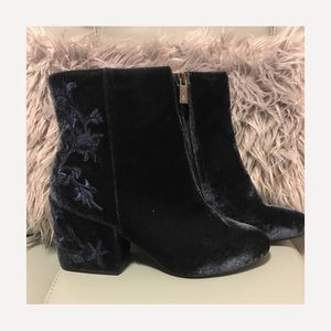 Brand NEW Kenneth Cole Renna Blue velvet boots